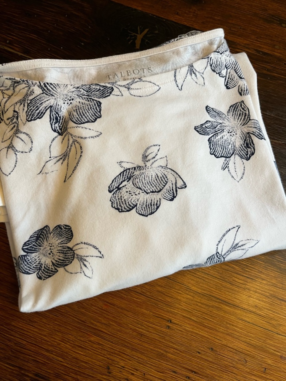 Talbots Size 1X Ladies White Top with Navy Floral Sketch